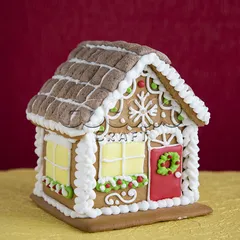 Новогодний пряничный домик с крышей из кукурузных подушечек. Вид сбоку.