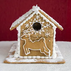 Новогодний пряничный домик с оленем  и карамельными окошками. Вид сзади.
